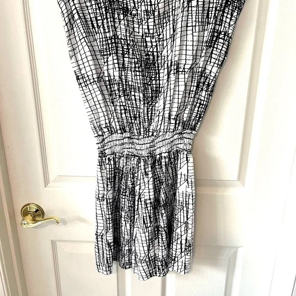 GILLI USA NWT Black White Graphic Print Romper Size Small | Wrap Style - Picture 6 of 10